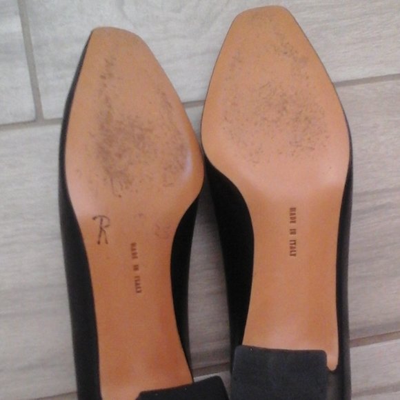 Salvatore Ferragamo Black Italian Leather Low Heel Pump. Size 7B - Picture 9 of 10